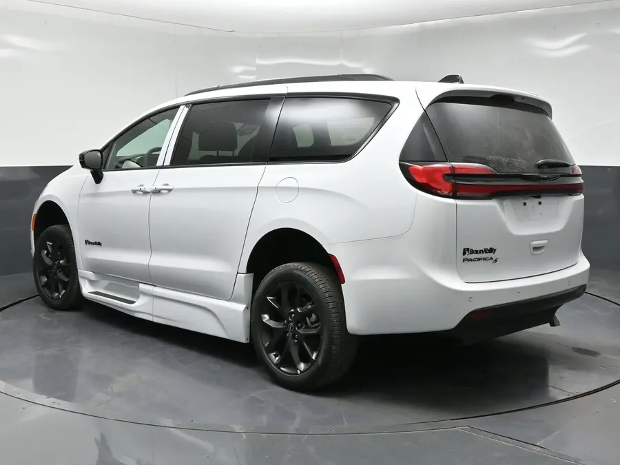 2026 Chrysler Pacifica Select photo 3