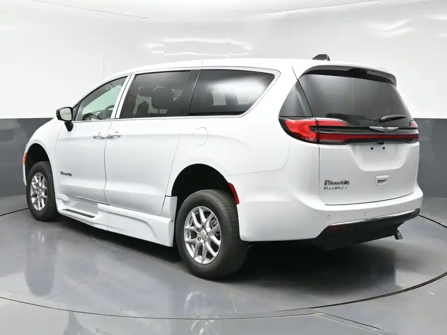 2026 Chrysler Pacifica Select's photo