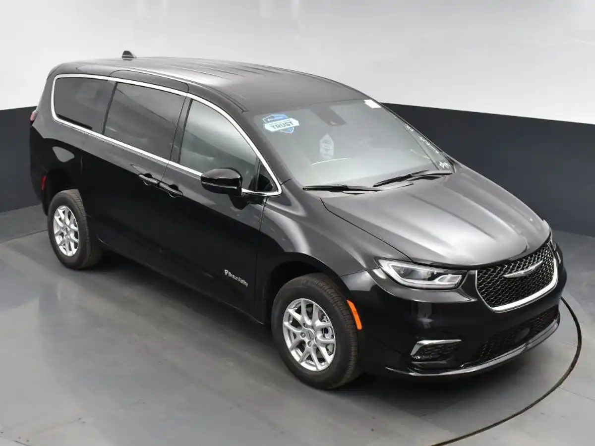 2024 Chrysler Pacifica Touring's photo