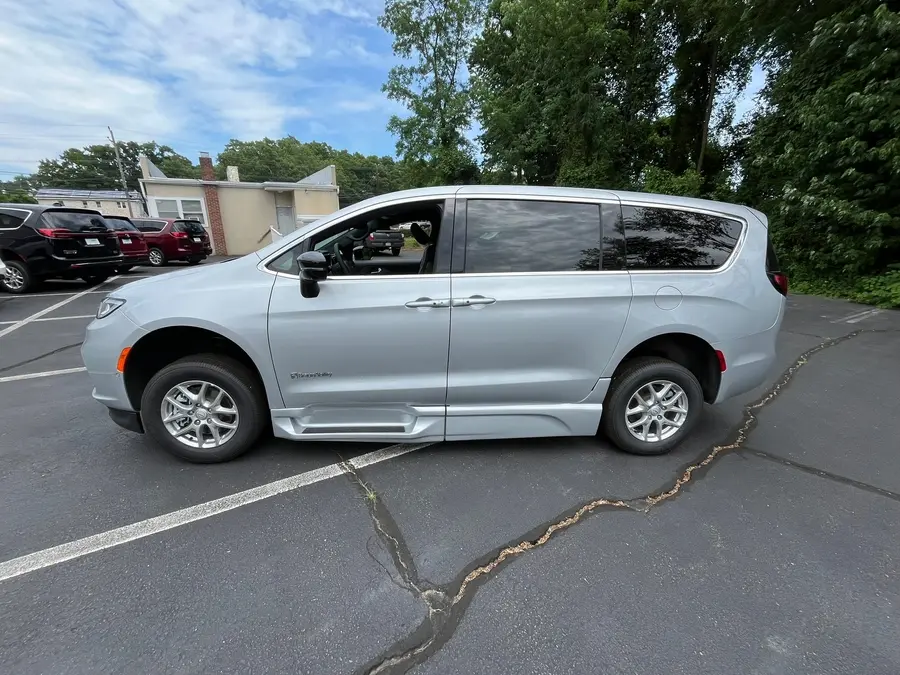 2026 Chrysler Pacifica Select photo 3