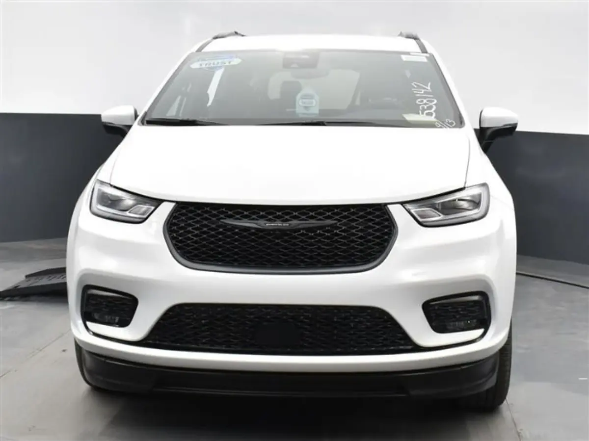 2023 Chrysler Pacifica Touring L photo 3