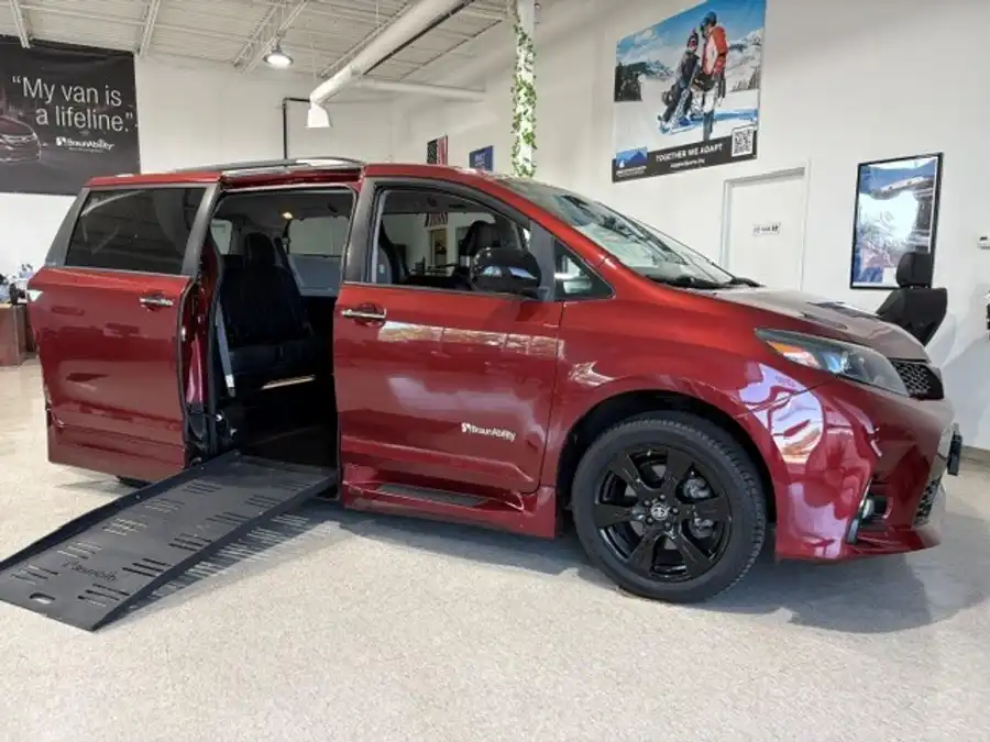 2020 Toyota Sienna SE V6 8-Passenger FWD's photo