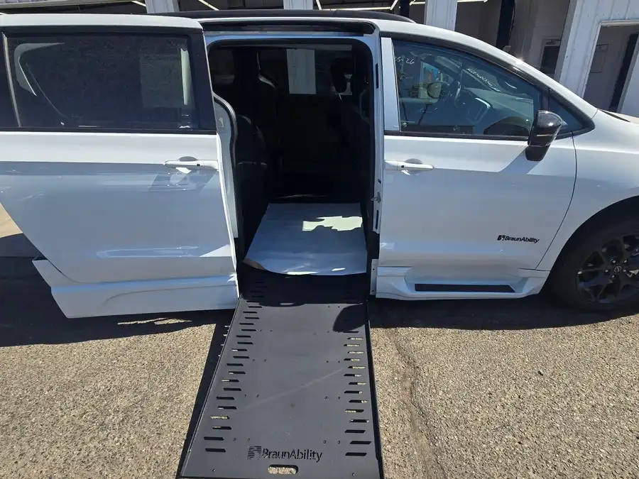 2026 Chrysler Pacifica Select's photo