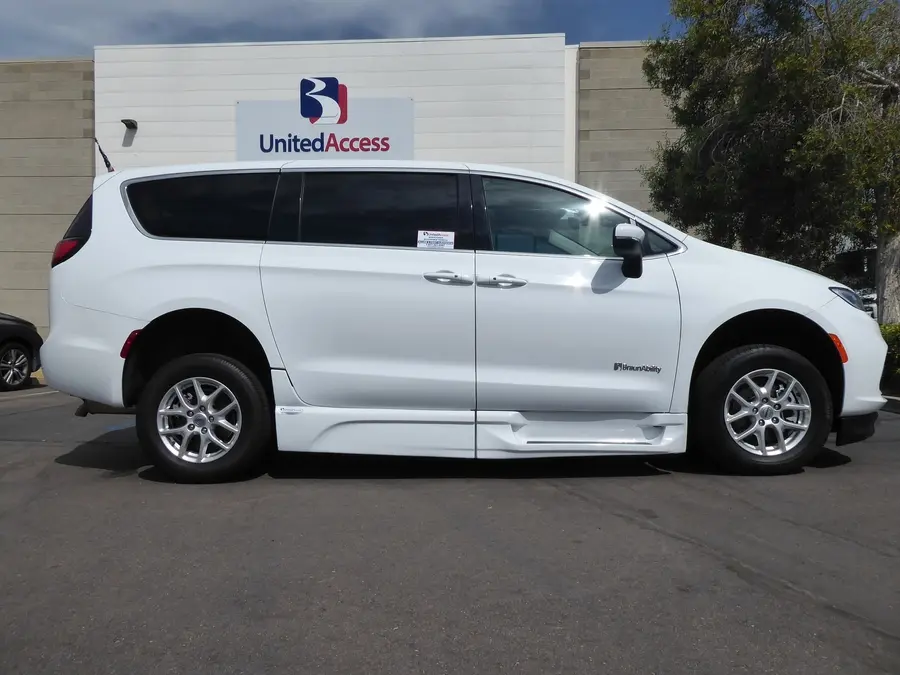 2023 Chrysler Pacifica Touring L photo 5
