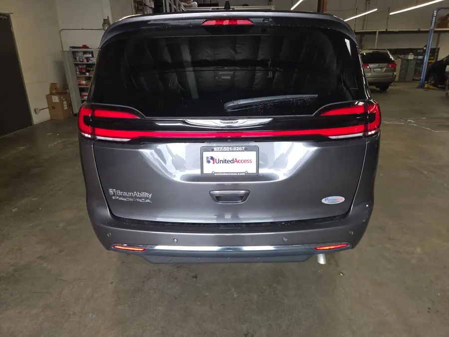 2023 Chrysler Pacifica Touring L photo 5
