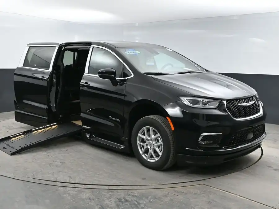 2026 Chrysler Pacifica Select's photo
