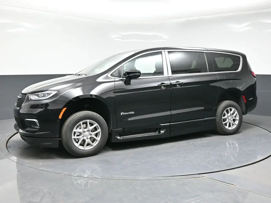 2026 Chrysler Pacifica Select photo 3