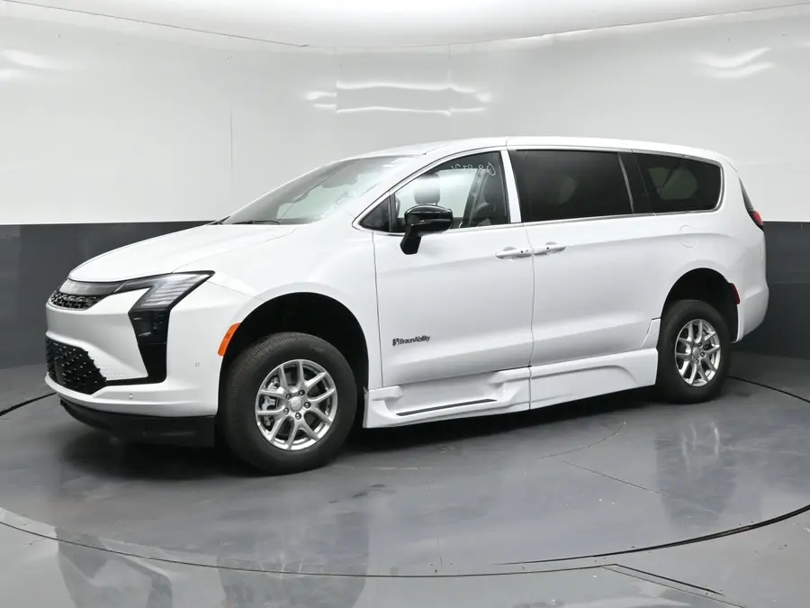 2027 Chrysler Pacifica Select photo 3