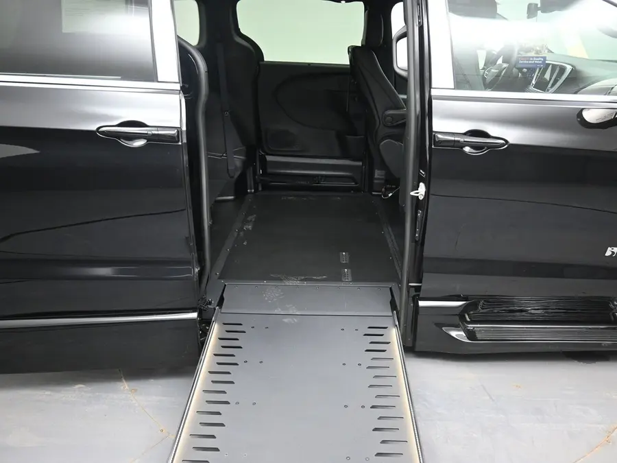 2026 Chrysler Pacifica Select photo 3