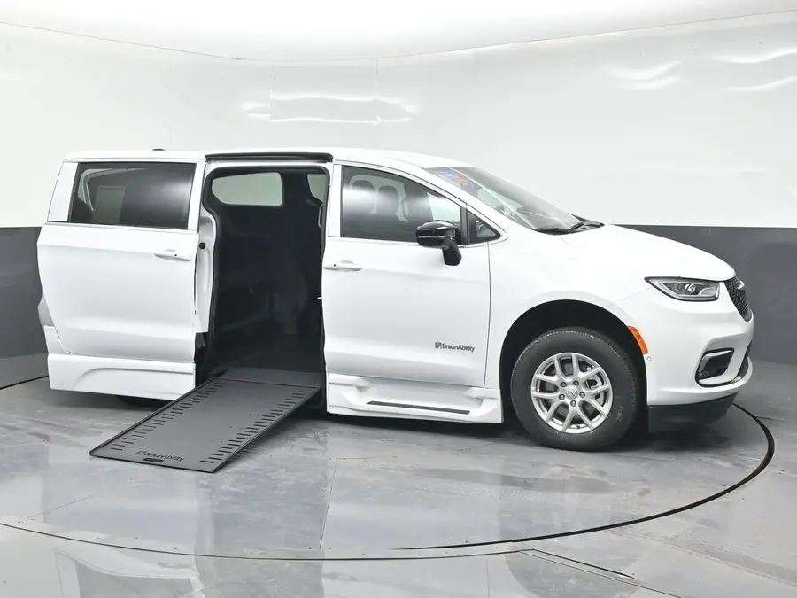 2025 Chrysler Pacifica Select photo 3