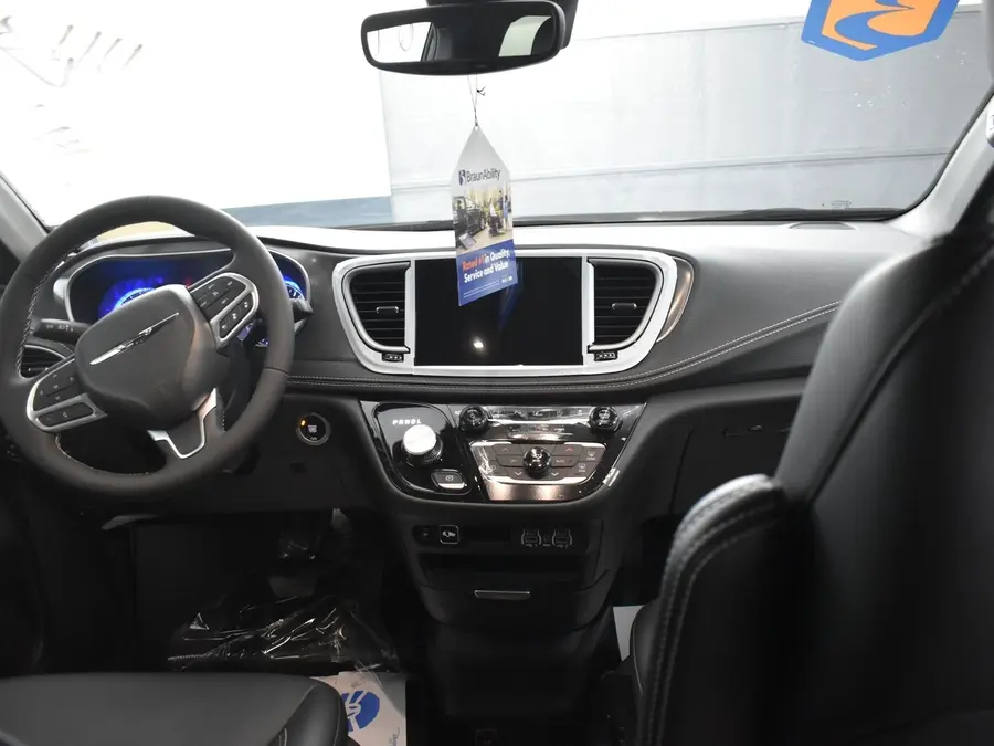 2025 Chrysler Pacifica Select photo 5