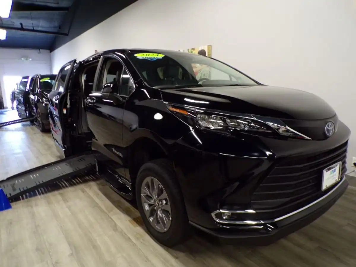 2024 Toyota Sienna XLE 7-Passenger Hybrid FWD's photo