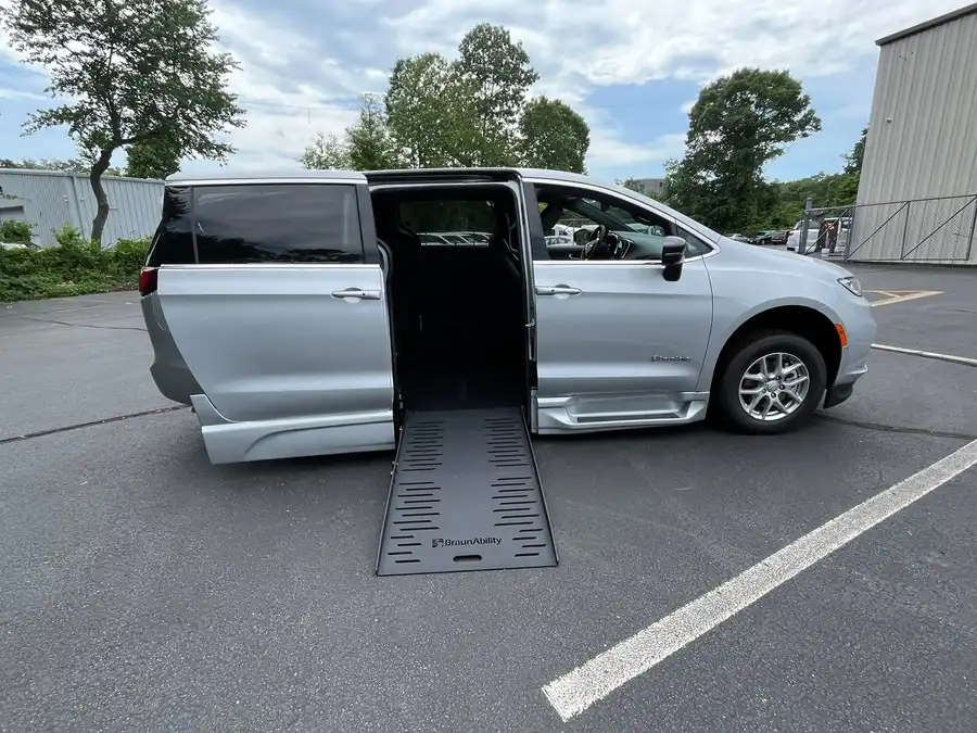 2026 Chrysler Pacifica Select's photo