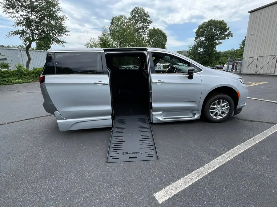 2026 Chrysler Pacifica Select photo 1
