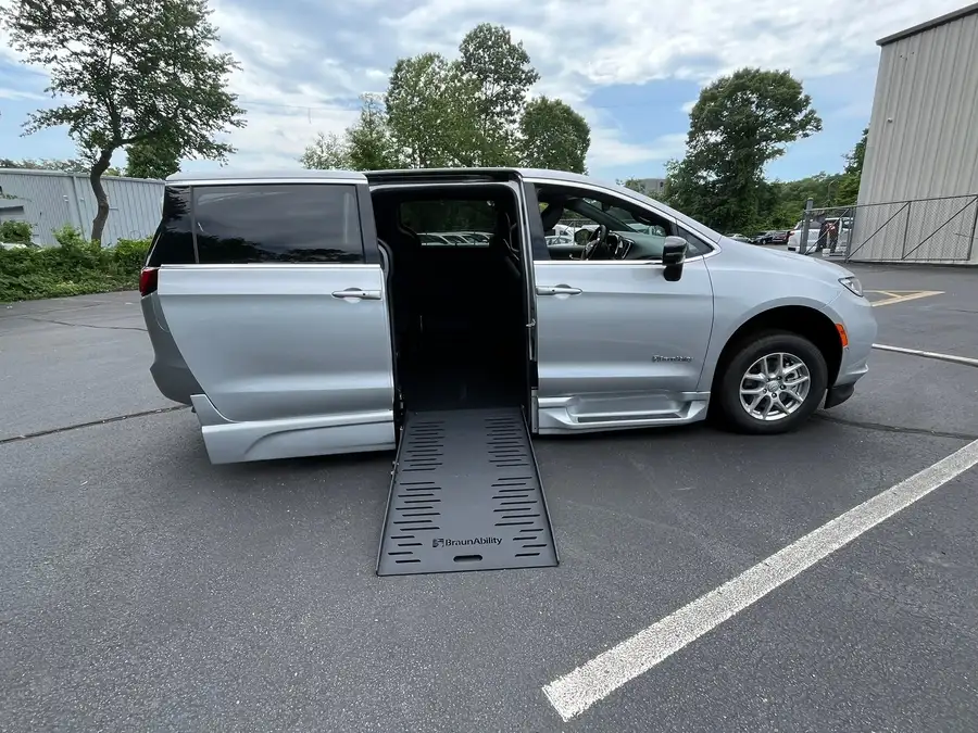 2026 Chrysler Pacifica Select's photo