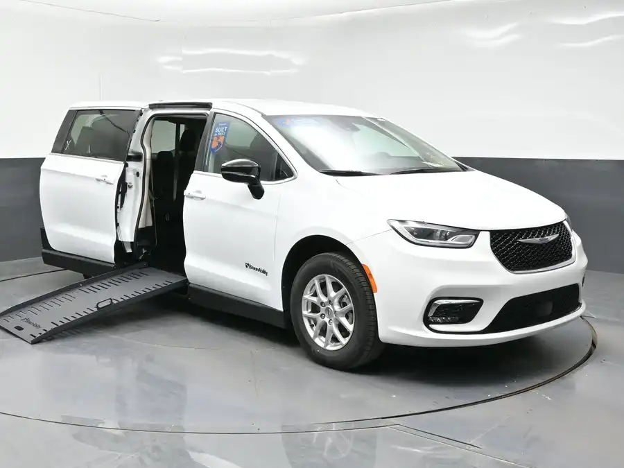 2024 Chrysler Pacifica Touring L's photo