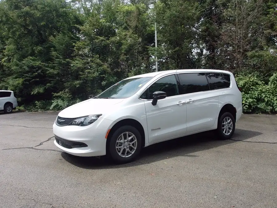 2026 Chrysler Voyager LX's photo