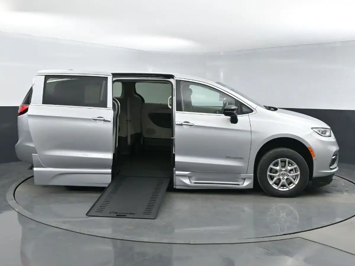 2024 Chrysler Pacifica Touring L's photo