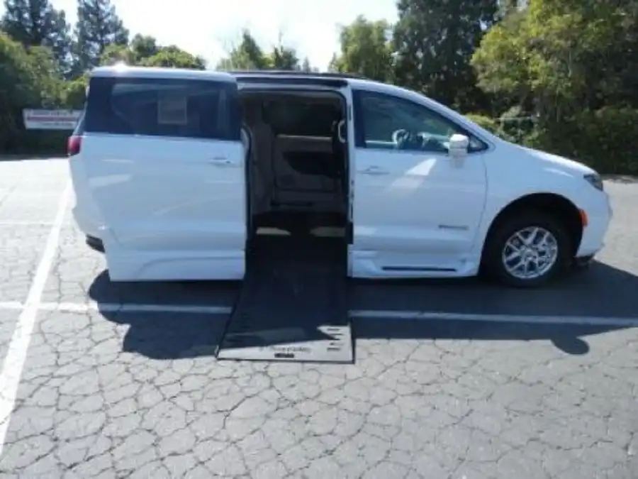 2022 Chrysler Pacifica Touring L's photo