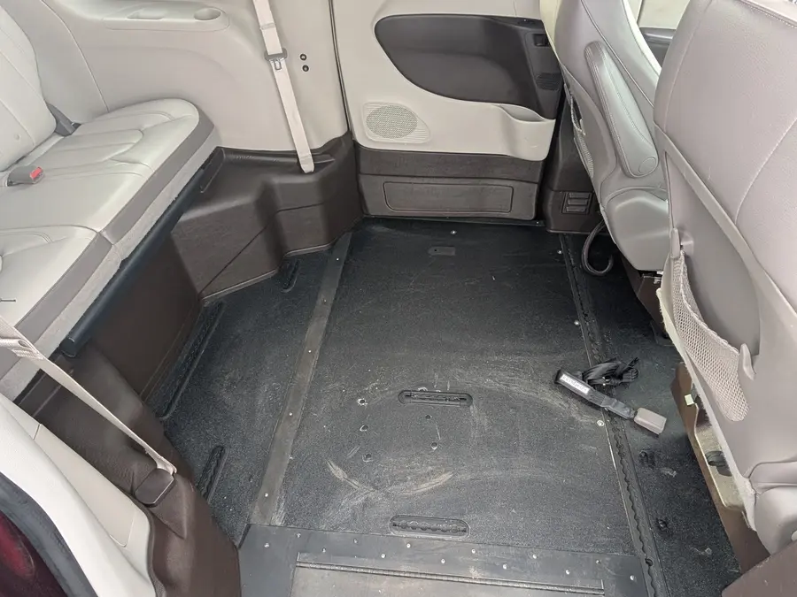 2017 Chrysler Pacifica Touring-L photo 5