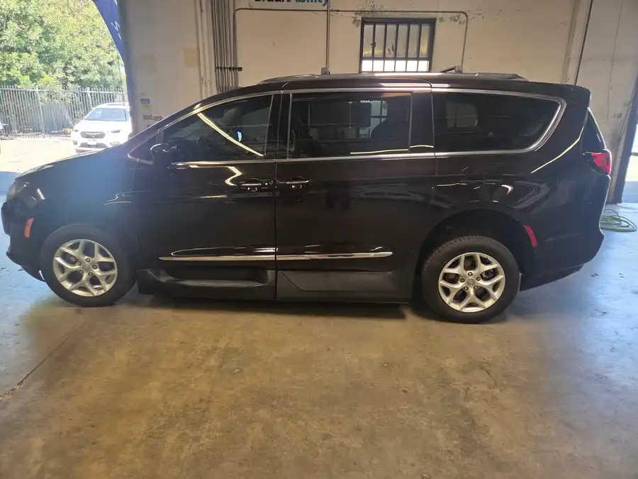 2017 Chrysler Pacifica Touring-L Plus's photo