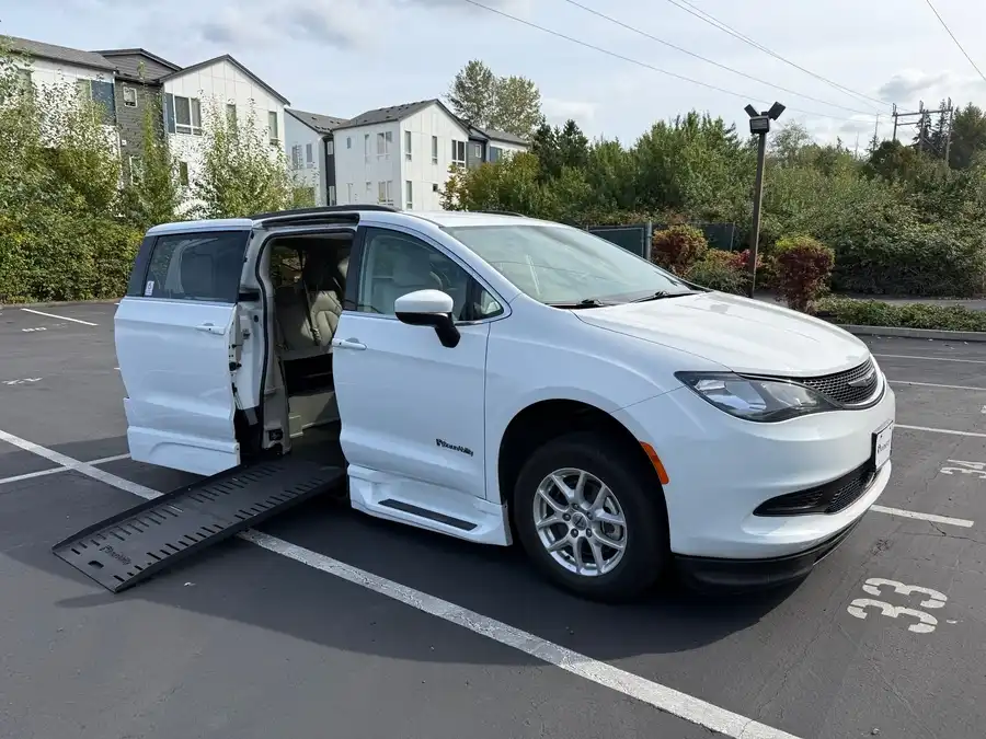 2021 Chrysler Voyager LXi's photo