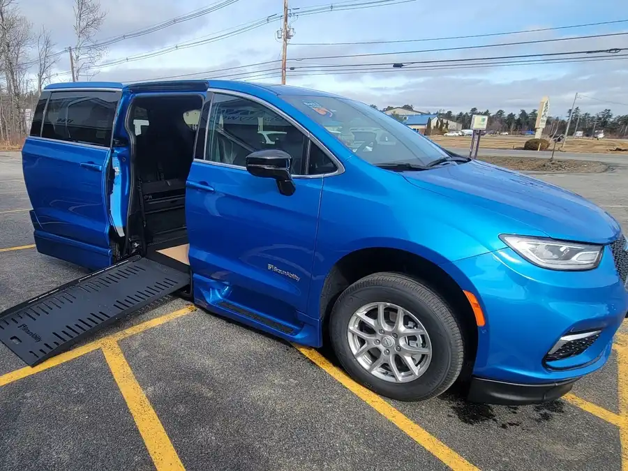2026 Chrysler Pacifica Select's photo