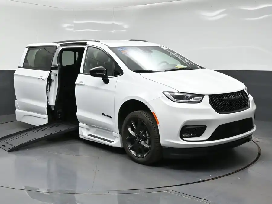 2026 Chrysler Pacifica Select's photo