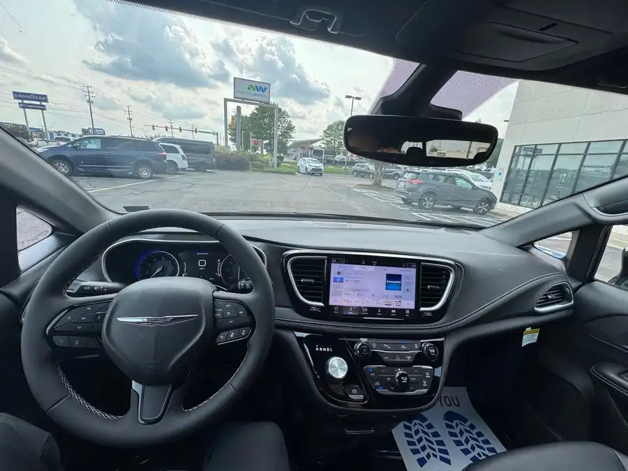 2026 Chrysler Pacifica Select's photo
