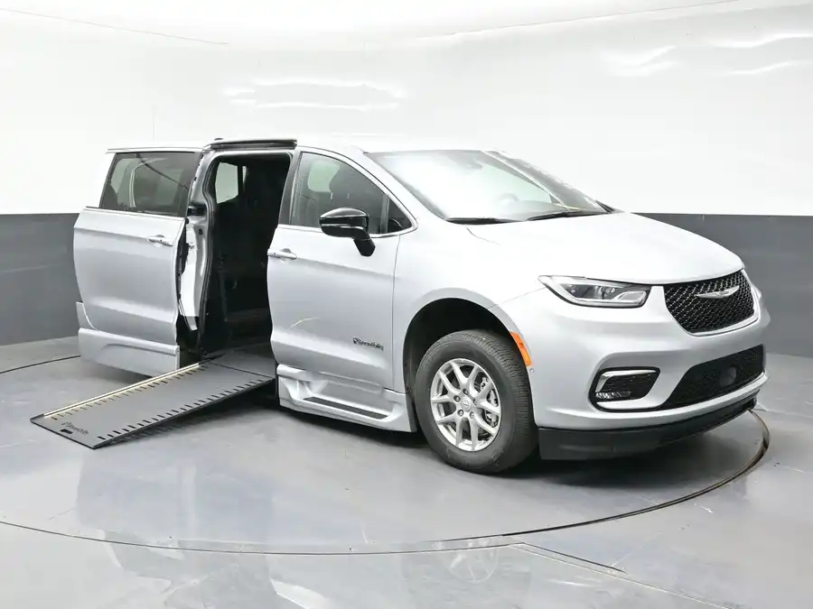 2026 Chrysler Pacifica Select's photo