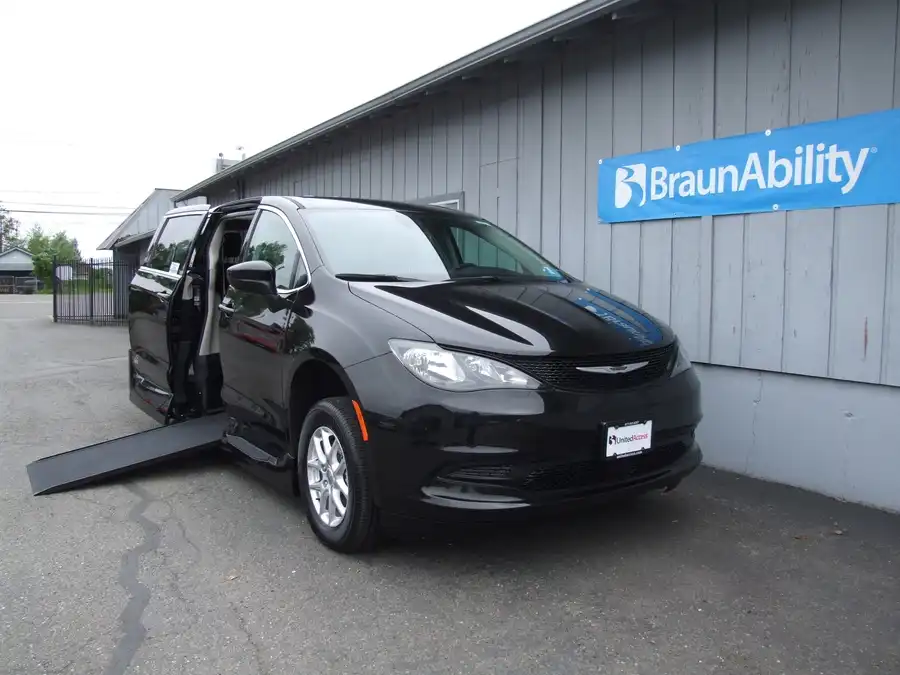 2022 Chrysler Voyager LX's photo