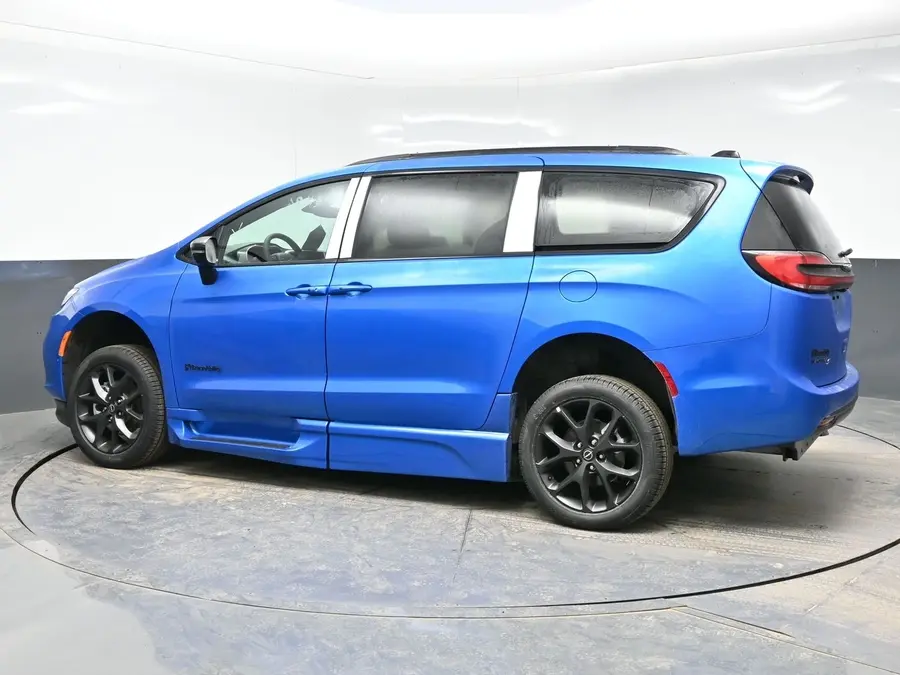 2026 Chrysler Pacifica Select photo 4