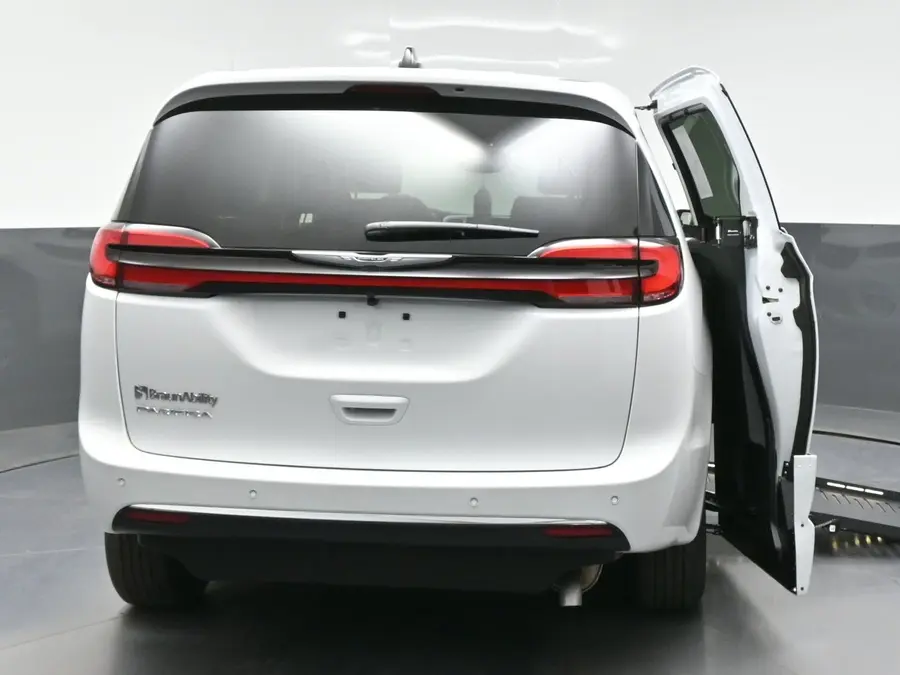 2026 Chrysler Pacifica Select photo 3