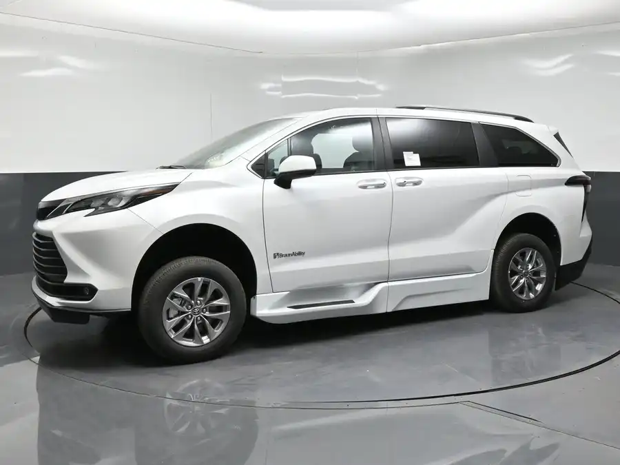 2026 Toyota Sienna XLE 7-Passenger Hybrid FWD's photo