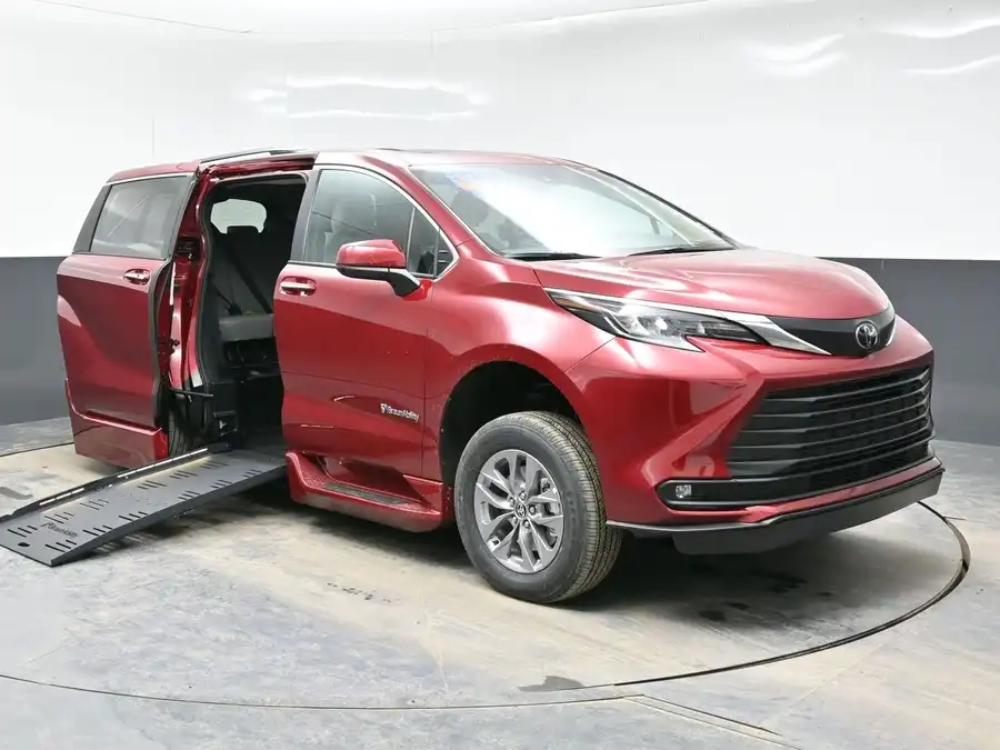 2026 Toyota Sienna XLE 7-Passenger Hybrid FWD's photo