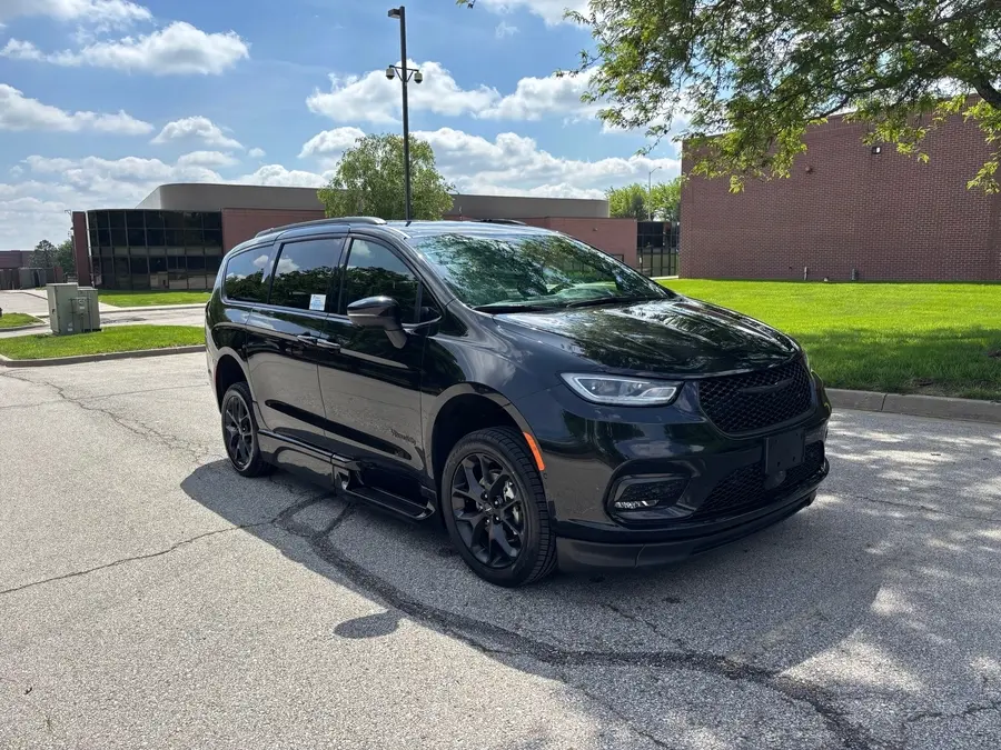 2023 Chrysler Pacifica Touring L photo 4