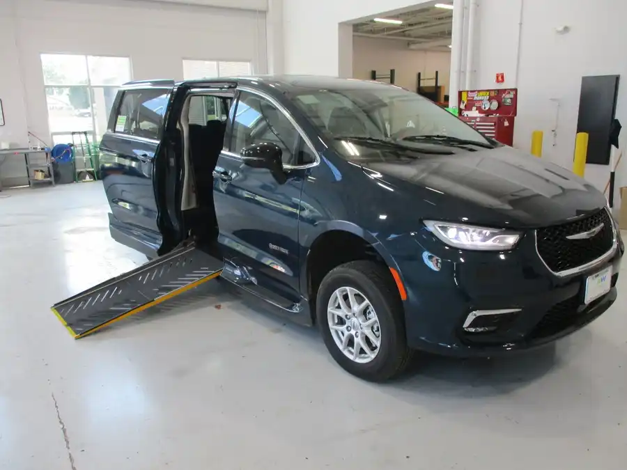 2024 Chrysler Pacifica Touring L's photo