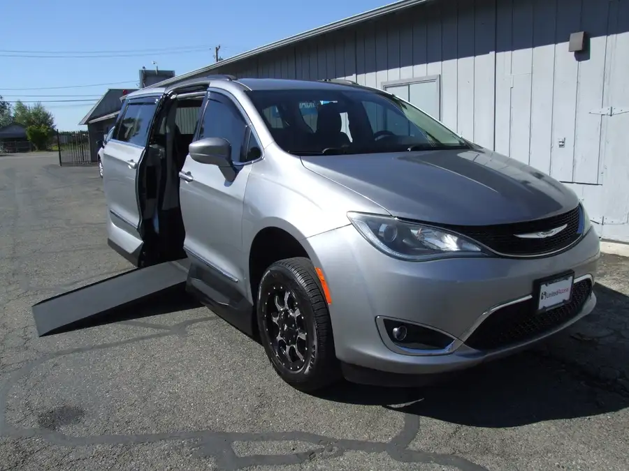 2017 Chrysler Pacifica Touring L's photo