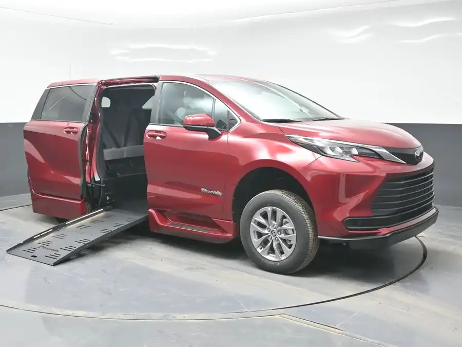 2026 Toyota Sienna LE 8-Passenger Hybrid FWD's photo