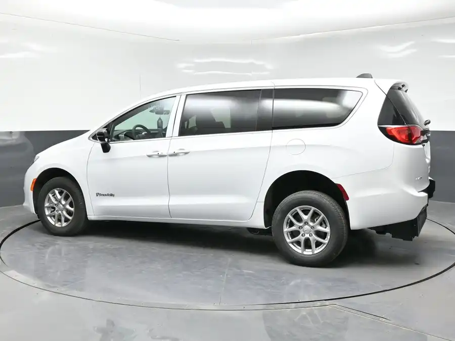 2026 Chrysler Voyager LX's photo