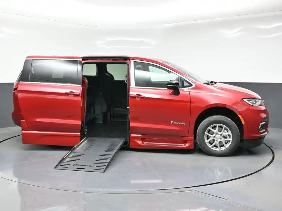 2026 Chrysler Pacifica Select's photo