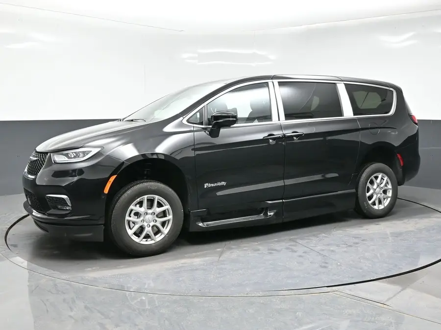 2026 Chrysler Pacifica Select photo 3