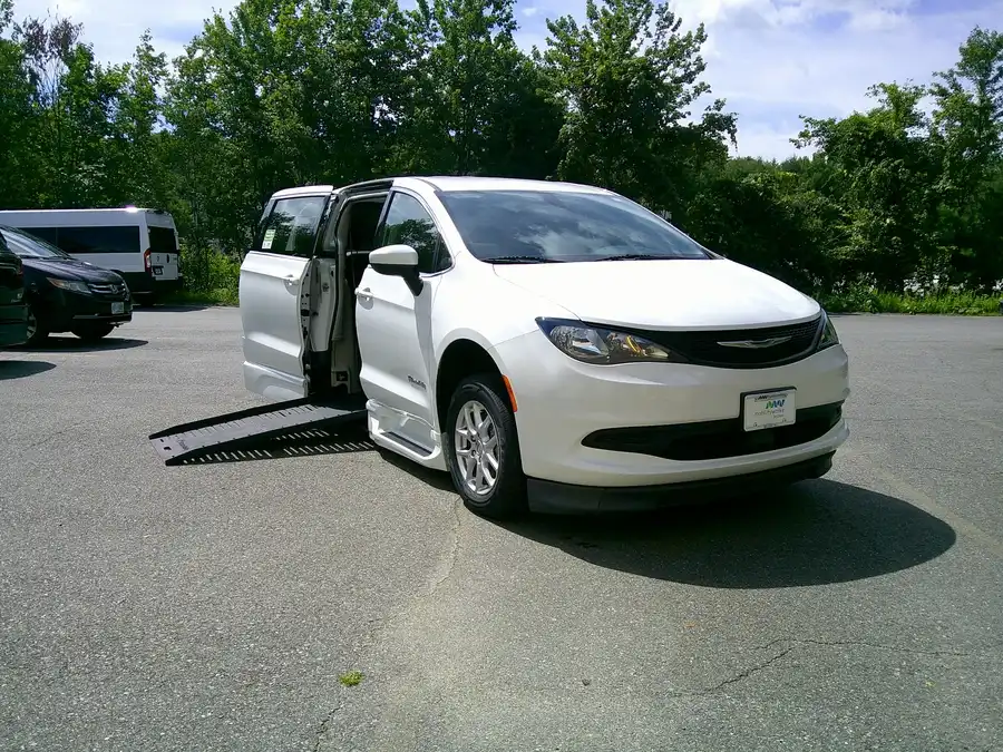 2022 Chrysler Voyager LX's photo