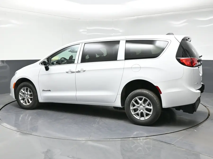 2026 Chrysler Voyager LX photo 4