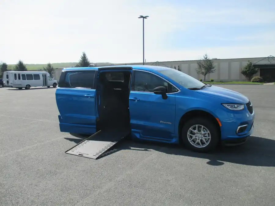 2026 Chrysler Pacifica Select's photo