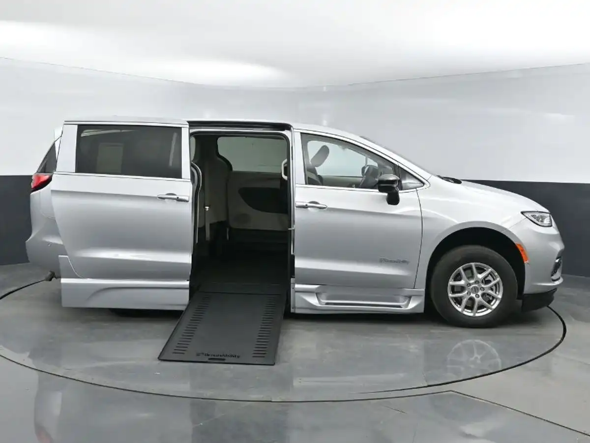 2024 Chrysler Pacifica Touring L's photo