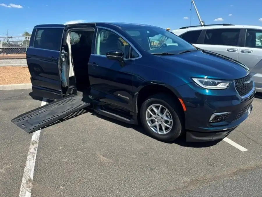 2024 Chrysler Pacifica Touring L's photo