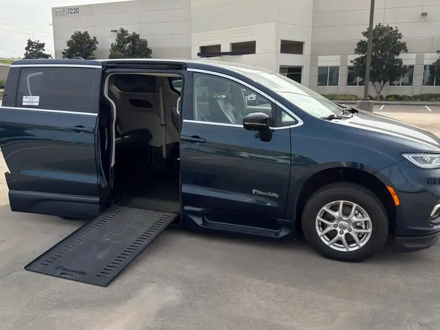 2024 Chrysler Pacifica Touring L's photo