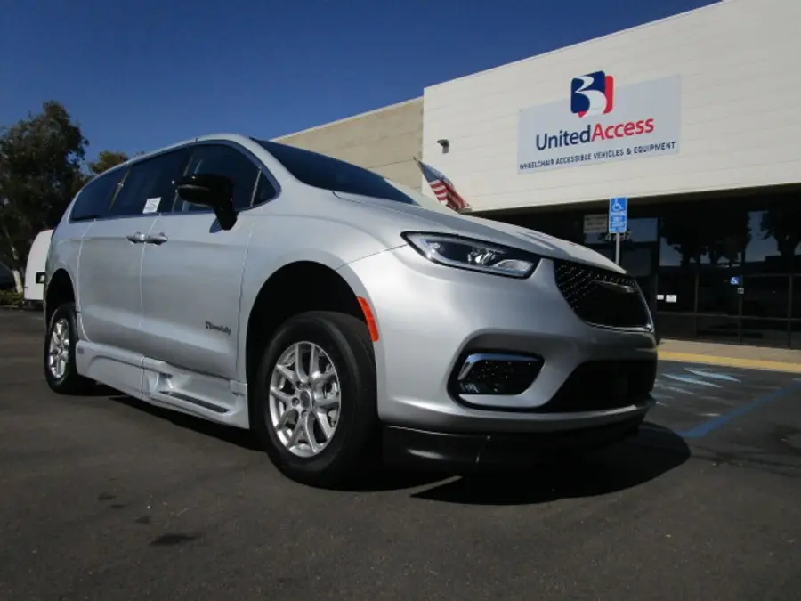 2026 Chrysler Pacifica Select photo 4