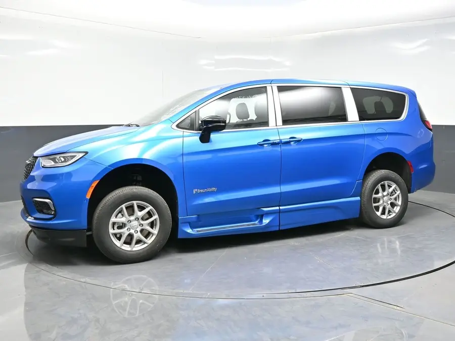 2026 Chrysler Pacifica Select photo 3
